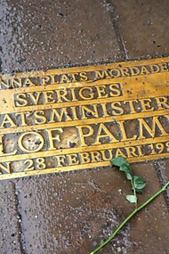 Olof Palme è stato un simbolo del socialismo democratico, capace di combinare giustizia sociale, diritti umani e una visione internazionale di pace. Nella foto placca commemorativa sul luogo dell'omicidio