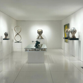 Lorenzo Quinn, I give you my heart, exhibition view. Courtesy of Contini Art Gallery