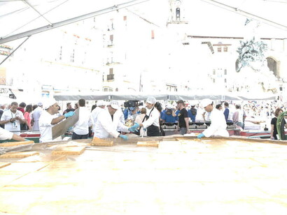 Preparando la tortilla más grande del mundo en Vitoria