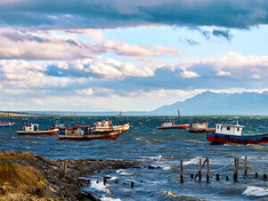 Una arquitectura es “degeométrica”, cuando su forma no responde a las lógicas dominantes. Se organiza según otros criterios: la pendiente del terreno, el viento del cerro, la sombra de un árbol, la distancia entre dos casas. Los botes de Puerto Natales, Magallanes, Chile