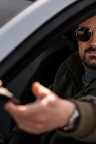 Sam decise di superare le altre auto nella corsia di svolta per poi incanalarsi, nei pressi del semaforo, nella corsia che permetteva di proseguire dritti. Nella confusione, finì per attirare l’attenzione di un vigile solerte
