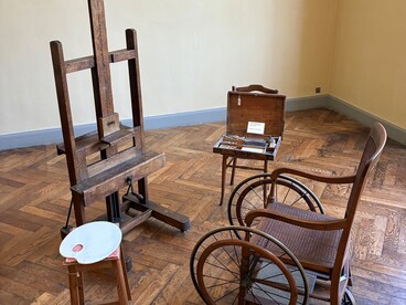 Lo studio di Renoir, con la sedia a rotelle usata dall’artista. Casa-museo di Renoir a Les Collettes, Cagnes-sur-Mer, Francia. Foto di Flavius Roversi