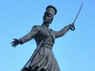 Em cada combate, demonstrava não apenas coragem, mas também liderança natural, orientando e inspirando os soldados ao seu redor. Sua presença nos campos de batalha era um lembrete constante de que o valor de uma pessoa não se mede pelo gênero, mas pelo caráter e pela determinação