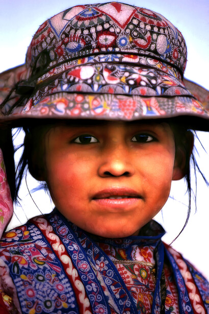 Perù – Bambina con vestito tradizionale nella città di Arequipa. Ph Sergio Pessolano 
 