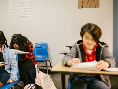 O estudo busca compreender as perspectivas e os desafios enfrentados pelos professores moçambicanos na inclusão de alunos com TEA no ensino primário público e privado, com foco nas escolas de Sinacurra e Kalimany, na cidade de Quelimane. A pesquisa parte da premissa de que a formação docente é um elemento central para a efetivação da inclusão e que as universidades desempenham papel estratégico nesse processo