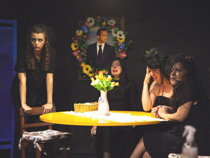 'Lo de Bernarda' es una adaptación colorida, tropical y costumbrista de *La casa de Bernarda Alba* (1936) de Federico García Lorca (Fotografía de Emiliano Sánchez)