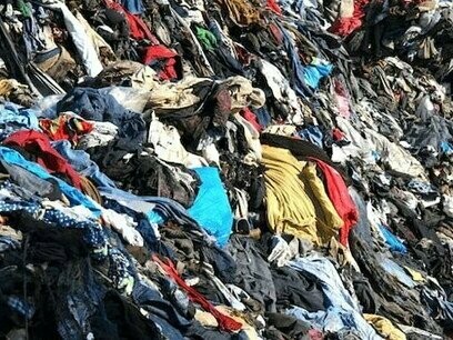 Lixão têxtil no Deserto do Atacama, Chile. Pelo menos 60% dos tecidos usados na fabricação de roupas e acessórios de moda são compostos de plásticos, como poliéster, acrílico e nylon. Esses insumos soltam microfibras (uma espécie de microplástico) que, após a lavagem, tem como destino as águas de rios e oceanos. Além disso, alguns tecidos sintéticos como o poliéster e derivados de petróleo levam uma infinidade de anos para se decompor na natureza. 