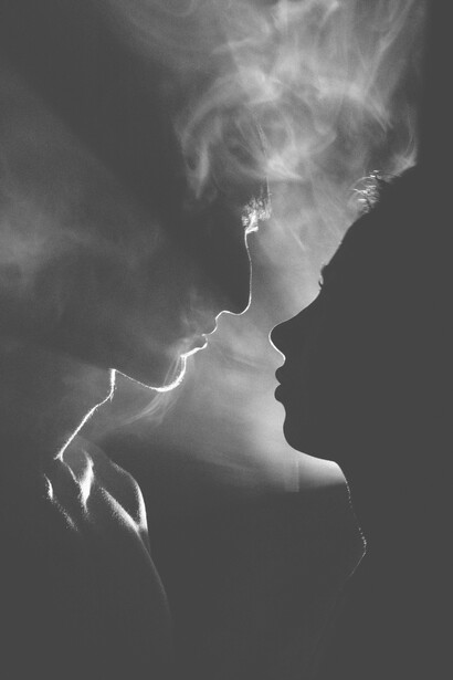 Bacio nel fumo. Oltre ad essere un simbolo religioso, l'incenso diventa un elemento per l'incontro con il sacro incarnato nell'amore umano