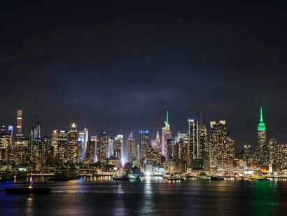 Ilha de Manhattan, no estado de Nova Iorque, EUA, onde a série é ambientada. Até 1989, os EUA se encontravam em meio a uma guerra fria com a União Soviética e com a eleição de Ronald Regan nos anos 1980, o país sofreu uma regressão em relação aos direitos civis de mulheres, negros e homossexuais