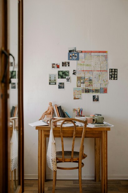 Abbracciare il minimalismo significa imparare a distinguere tra ciò che è importante e ciò che è solo un accumulo, liberandosi così del peso delle cose inutili