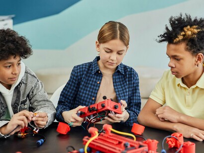A integração das tecnologias digitais ao processo de ensino-aprendizagem tem sido um dos maiores desafios e, ao mesmo tempo, uma das maiores oportunidades para a educação contemporânea. No entanto, o sucesso dessa transformação não depende apenas da presença de equipamentos e infraestrutura, mas principalmente da formação dos professores para utilizar essas ferramentas de forma pedagógica, crítica e criativa