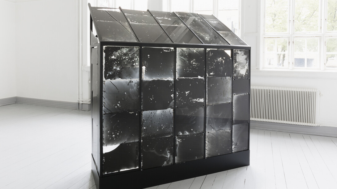 Johan Österholm, Structure for Moon Plates & Moon Shards, 2015. Costruzione in legno dipinta di nero (circa cm 200x200x70), vetri da serra recuperati, emulsioni alla gelatina d’argento, luce della luna piena