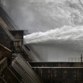 Edward Burtynsky, Xiaolangdi Dam #1, Yellow River, Henan Province, China 2011 © Edward Burtynsky, courtesy Admira, Milan / Galerie Springer Berlin / Metivier Gallery, Toronto