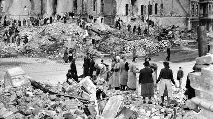 Las Trümmerfrau o mujeres de los escombros en Berlín, quienes ayudaron a la reconstrucción de la cuidad, a veces, forzadas por el régimen soviético