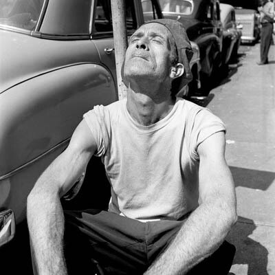 Man sunning on street, foto di Vivian Maier, New York