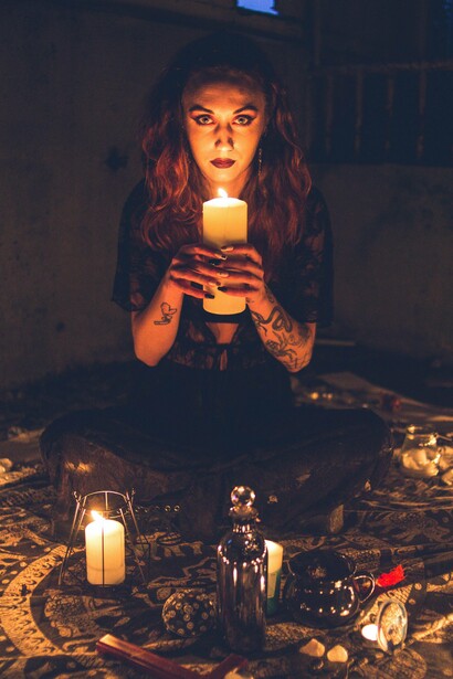 Nas práticas thelêmicas e tântricas, o ato sexual é visto como metáfora da união de opostos: sol e lua, sujeito e objeto, espírito e matéria. Babalon encarna o princípio receptivo e criador que transforma energia vital em poder espiritual. Sua mensagem é clara: o corpo não é obstáculo à iluminação, mas caminho. O prazer, quando vivido com consciência, é um dos mais potentes instrumentos de autotransformação