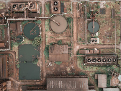 The intricate network of cooling systems and technology within the data centre illustrates the immense water consumption required to sustain modern digital infrastructure