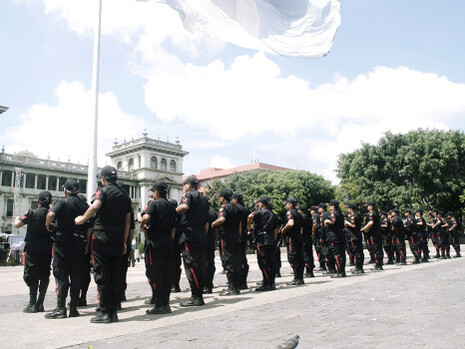 Regina José Galindo, El pelotón, 2011. Video 24’ 18’’