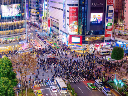 Continuamos el baile de alguna manera, reconociendo, que las estrellas brillan e iluminan la noche, y tampoco saben por qué