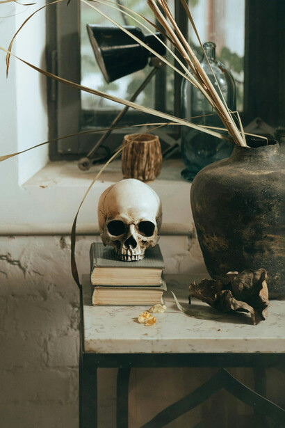 Chichikov, protagonista de “Almas muertas”, aprovecha un sistema burocrático ineficiente para lucrar con las identidades de siervos fallecidos, reflejando las grietas del Estado ruso de la época