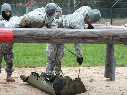 Este entrenamiento agotador y realista tenía como objetivo preparar mejor a estos soldados para su próxima competencia de Insignia Médica de Campo Experto (EFMB), 10 de diciembre 2014, Oberdachstetten, Alemania