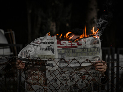 Los cuestionamientos que hace Sánchez sobre el paramilitarismo en Colombia incomodan, revelando la poca transparencia en temas supuestamente "resueltos"