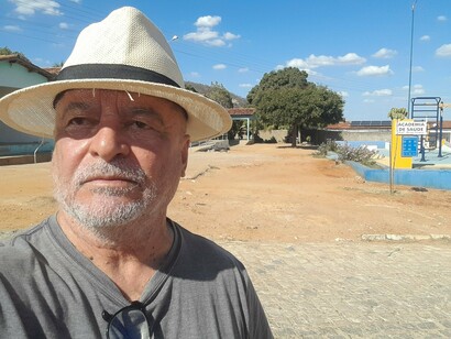 O autor em frente à Academia da Saúde. A prefeitura criou nessa zona rural a Academia da Saúde numa praça em frente dessa casa que fiquei. Tem vários aparelhos, básicos, e ao lado um pequeno jardim como adorno