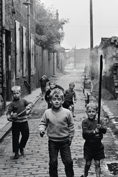David Peat
Back lane in the Gorbals
Silver gelatin print
10.5 x 15 ins (27 x 38 cms)