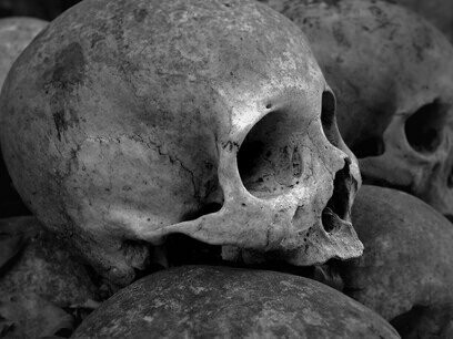 No capítulo IV (Análise histórica), Bloch compara o historiador ao juiz, mas destaca que sua vocação não é julgar, e sim compreender. Ele rejeita o julgamento moral ou anacrônico de épocas passadas e privilegia uma análise empática e contextualizada . A metáfora do ogro, assim, não significa devorar ou condenar; é antes apreender e tornar visível a humanidade que perpassa as esferas do tempo


