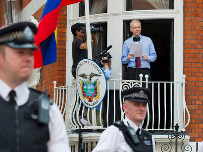 Julian Assange durante la permanenza all'ambasciata dell'Ecuador a Londra