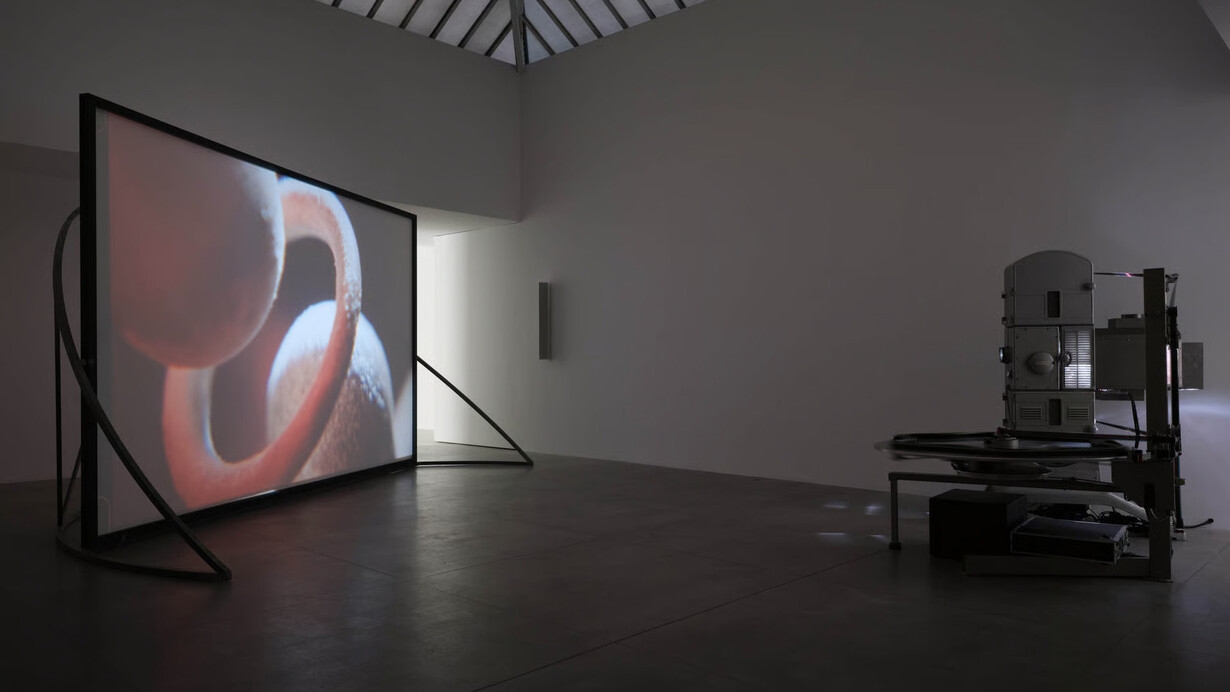 Rosa Barba, Tangible kinships, vista della mostra. Cortesia di Vistamare