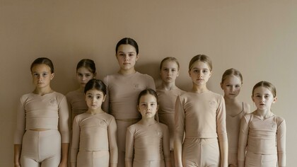 Somos um pouco de cada livro que lemos, de cada conversa que partilhamos, ou até mesmo de cada mesa em que nos sentamos. No final de tudo, somos um pouco de cada experiência que nos permitimos absorver. Cabe-nos refletir e questionar: de onde vem esse meu hábito? Por que tenho tais repetições de padrões de comportamento? Será mesmo que não sei falar em baixo tom ou me expresso dessa forma por causa dos meus convívios?