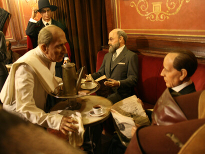 Escena del Café Gijón en el Museo de Cera de MAdrid
