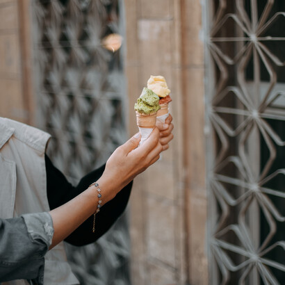 Celebrar uma viagem ao litoral da Itália com amigos e um gelato 