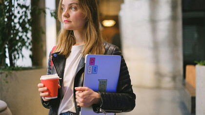 A inteligência artificial transforma o ensino superior com soluções que personalizam o aprendizado e automatizam processos, otimizando o tempo dos professores e oferecendo acessibilidade a estudantes com necessidades especiais