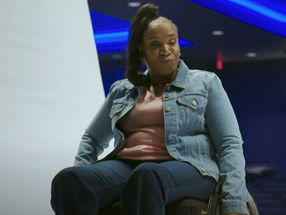 Rhoda Mills, hoy modelo en "Adaptive Fashion Show", tuvo más suerte que otras. Hace años, Mills sobrevivió a un violento ataque por parte de su exnovio. Zappos Adaptive y Runway of Dreams; la historia de Rhoda Mills 