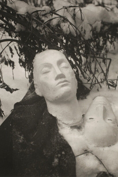 Kati Horna, Invierno en el patio [Winter in the Courtyard], Paris, 1939, Gelatin silver print, 18.8 x 18.3 cm, Archivo Privado de Fotografía y Gráfica Kati y José Horna, © 2005 Ana María Norah Horna y Fernández