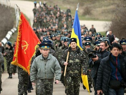 Ucrania. Militares con las banderas ucraniana y soviética