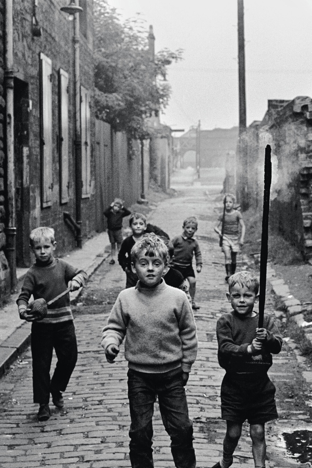 David Peat
Back lane in the Gorbals
Silver gelatin print
10.5 x 15 ins (27 x 38 cms)