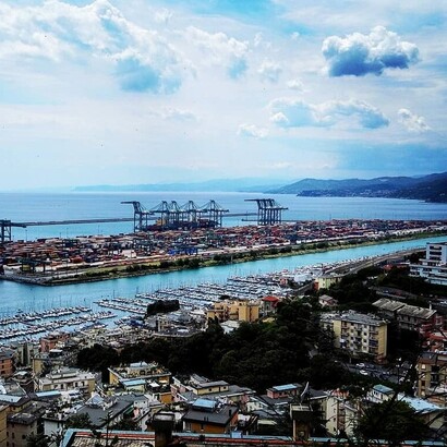 Montale nel 1975 ricevette il Premio Nobel per la Letteratura. La sua prima raccolta, "Ossi di seppia", esprime un senso di aridità esistenziale e di crisi dell’uomo moderno. Panorama della città di Genova, Italia
