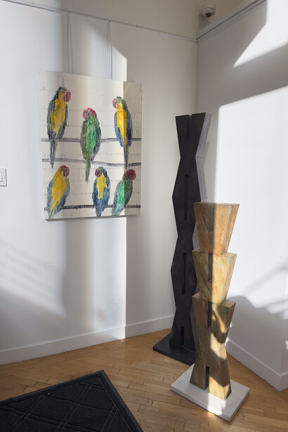 Hunt Slonem, Lories flock, 2024 and sculptures by Brian Chaaban, Hoodoo (tall), 2024 and Hoodoo (short), 2024. Courtesy of Space Gallery St Barth