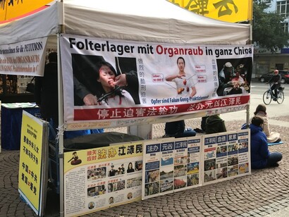 Queste manifestazioni pacifiche, spesso accompagnate da meditazioni pubbliche, si tengono davanti a parlamenti, ambasciate e piazze centrali d’Europa
