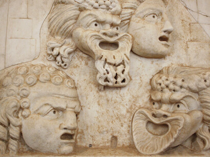 Relieve en mármol de las máscaras que utilizaban los actores del teatro griego y romano