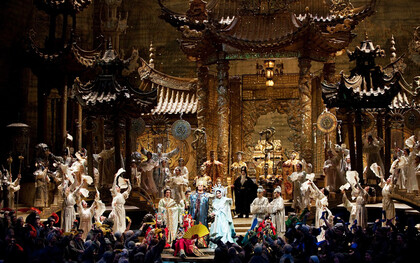 La Ópera Metropolitana ha vuelto a poner en escena «Turandot» de Puccini, con Yusif Eyvazov y Christine Goerke, en el centro, en la opulenta visión de Franco Zeffirelli de una China de cuento de hadas. El MET,  Nueva York, EE.UU.