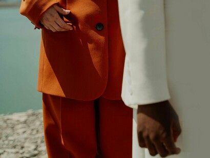 Editorial de moda com uma modelo branca e uma negra. "Nas edições mais recentes da São Paulo Fashion Week, por exemplo, várias marcas trouxeram a cultura da periferia. Acho isso essencial na moda. Daqui pra frente, muita coisa pode mudar, a forma como as pessoas olham para a periferia, para a cultura periférica, para o negro"