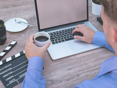 Supported by artificial intelligence, the screenwriter perfects their script