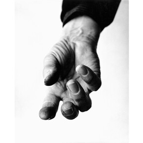 Henry Moore, sculptor, Hertfordshire, England, January 26, 1963. Photograph by Richard Avedon
© The Richard Avedon Foundation