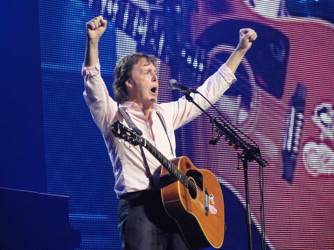 Paul McCartney termina de interpretar "Yesterday" en uno de sus conciertos
