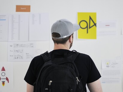 La procrastinación como síndrome que evade el responsabilizarse posponiendo tareas a realizar puede llevar al individuo a refugiarse en actividades ajenas a su cometido