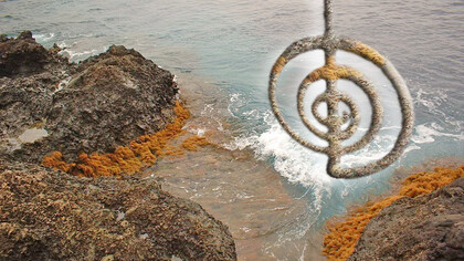 Reiki, (rei) energia universal e (ki) força de vida. Os símbolos do Reiki, foram encontradas pelo professor Mikao Usui nos livros Sutras.